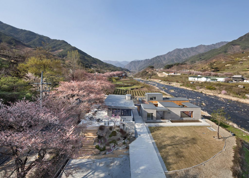 Rooftop bridge connects riverside house and cafÃ© in South Korea