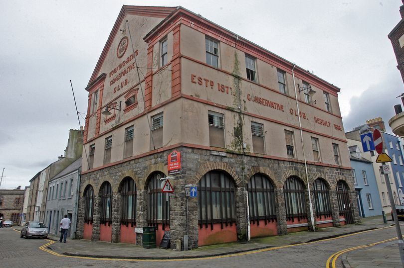 Shops and holiday let bid for historic Caernarfon club moves closer but town councillors opposed